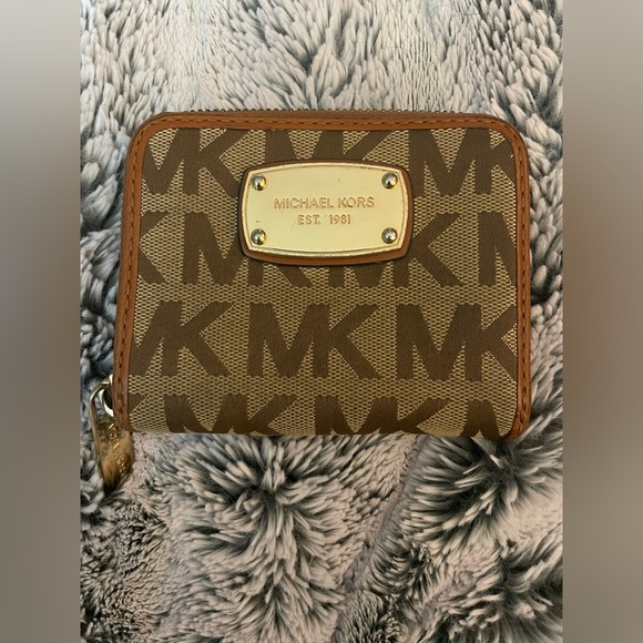 Michael Kors Zipper Wallet - Picture 1 of 6